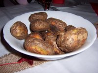 Eine Kumme mit knusprigen Kartoffeln